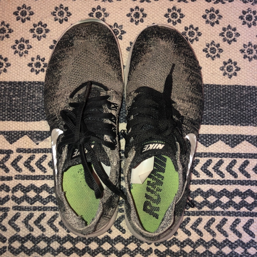 Women’s/Girls Nike Free Run Flyknit Shoes Size: 7